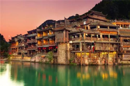 湖南鳳凰古城住宿酒店，體驗(yàn)千年古鎮(zhèn)的韻味與舒適住宿體驗(yàn)，湖南鳳凰古城酒店住宿，千年古鎮(zhèn)韻味與舒適體驗(yàn)完美結(jié)合