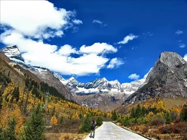 四姑娘山雙橋溝的地理位置及其壯麗景色，四姑娘山雙橋溝，壯麗景色與地理位置概述
