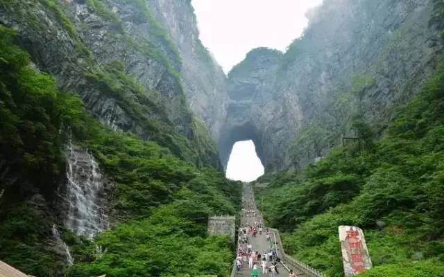 大峽谷與天門山，哪個(gè)更引人入勝？，大峽谷與天門山，哪個(gè)風(fēng)景更迷人？