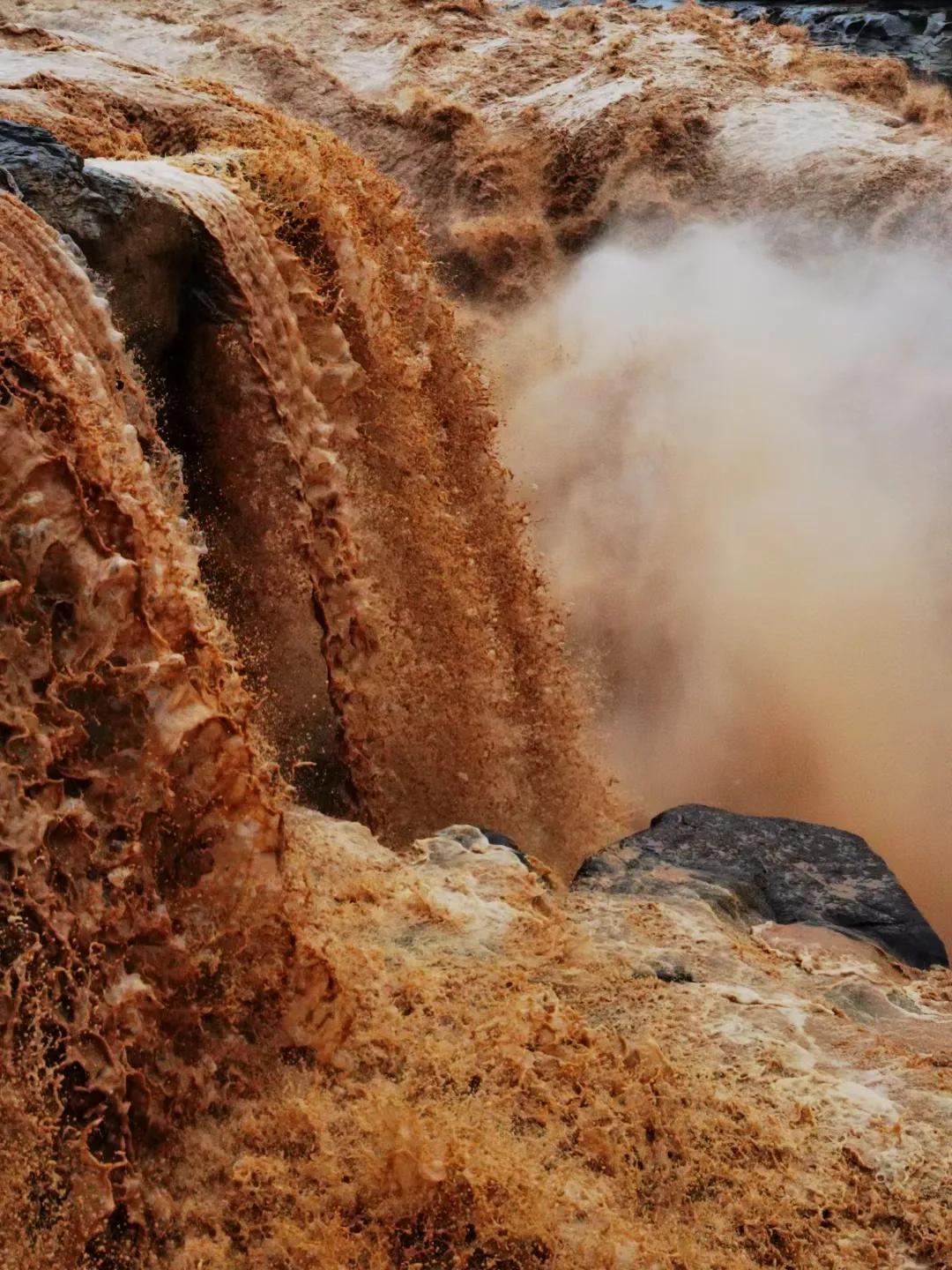 壺口瀑布在秋季的十月，壯麗景色令人陶醉，壺口瀑布秋日盛景，十月的壯麗景色令人陶醉