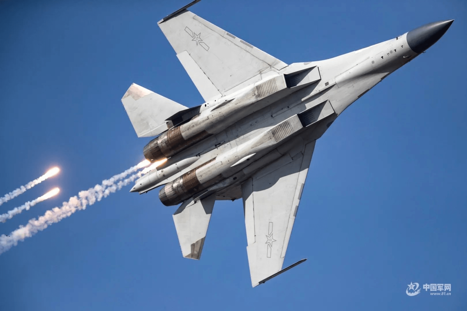 揭秘殲-16低空飛行視頻，探索先進(jìn)戰(zhàn)斗機(jī)的非凡魅力，揭秘殲-16低空飛行視頻，探索戰(zhàn)斗機(jī)的非凡魅力與性能風(fēng)采